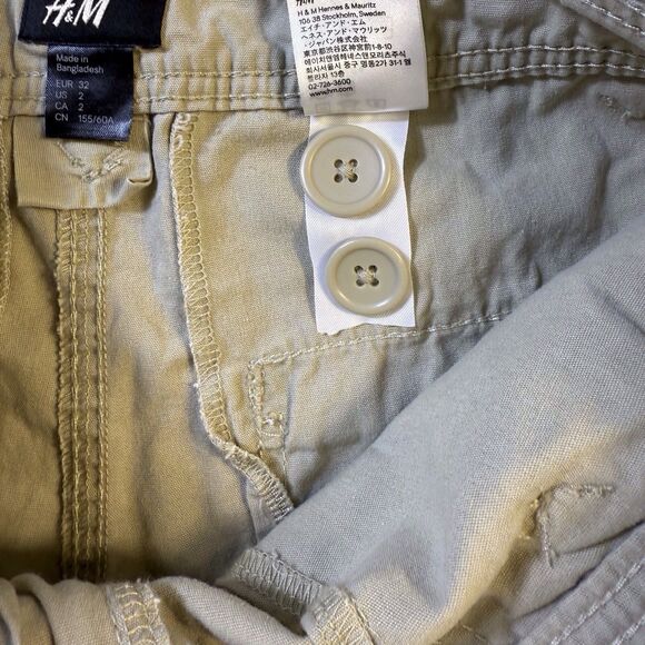 H&M Women's‎ Shorts Size 2 Sewn Cuffs Button Khaki Cotton Back Pockets Y2K - Picture 8 of 10